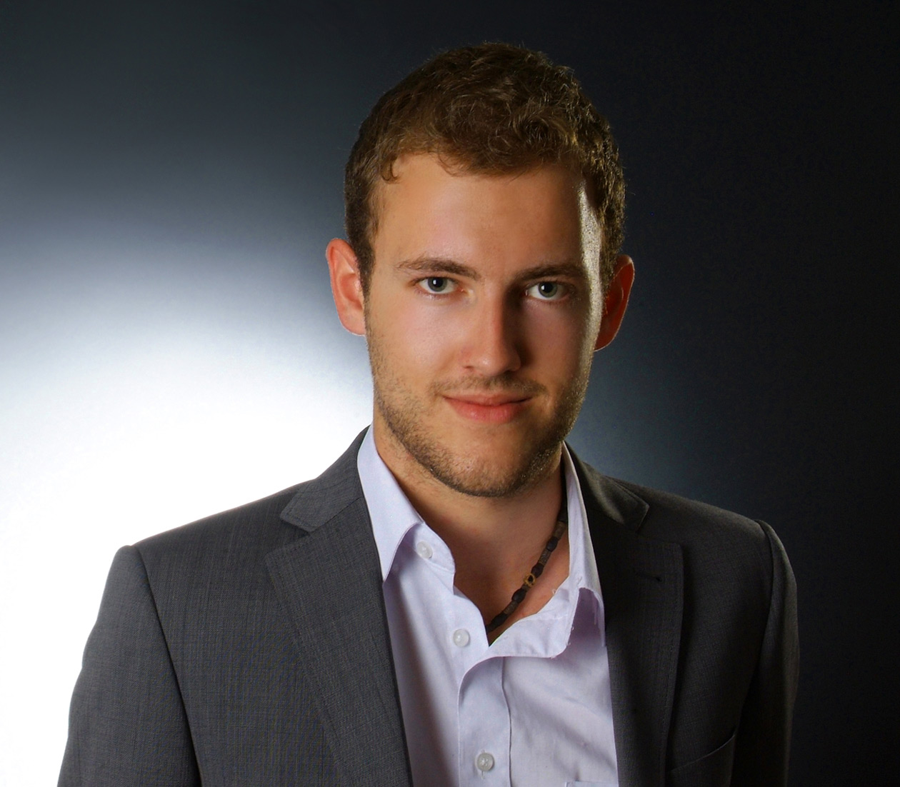 Portrait von Andreas Lenz mit locker sitzendem Hemd und Sacko